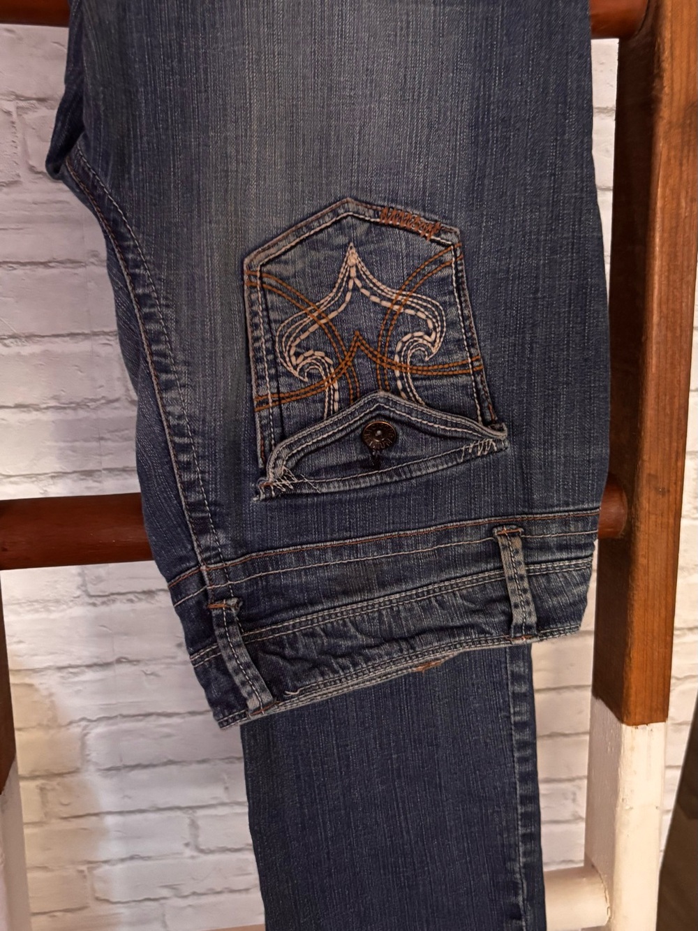 Blue Men's Jeans with Embroidered Pocket - Brand Unknown